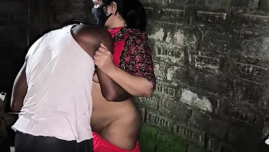 Teyzemi çok ateşli bir pozisyonda otururken görüyorum ona sarıldım ve onu götten sikmeye başladım.