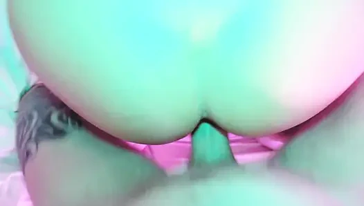 Sarışın orta yaşlı seksi kadın eva lateks fetişi pembe elbiseli minet amcığını sikiyor büyük yarak sapık gonzo