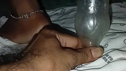 Hintli kadın şişeyi seviyor