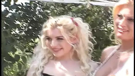 Sarışın genç kız açık havada traktörde yakışıklı bir adamla yoğun anal ve amcık sikişi yapıyor