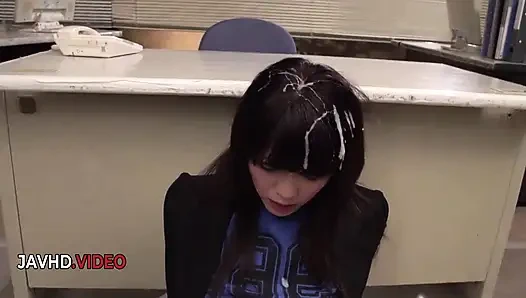La bellezza giapponese porcellina sara yurikawa si fa schizzare i capelli dopo un pompino bollente