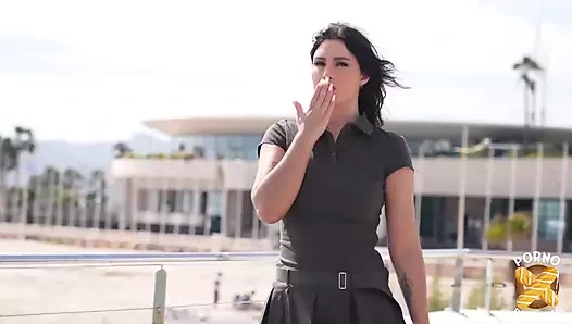 Ateşli hatun Laury iki yarakla sikiliyor