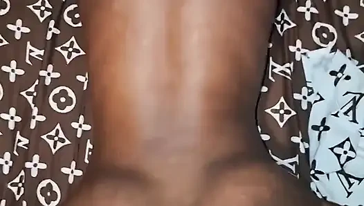 Niki'nin tatlı kalçalarını yargılıyorum