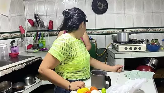 Üvey kuzenim beni havuçla boşaltıyor, çok boşalıyor