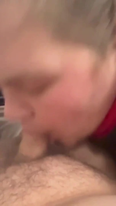 Trans kız küçük klitorisini emiyor ve tatlı sularını yutuyor | Klip 1