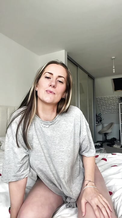 İngiliz orta yaşlı seksi kadın kendini okşuyor ve iç çamaşırlı büyük götünü sallıyor