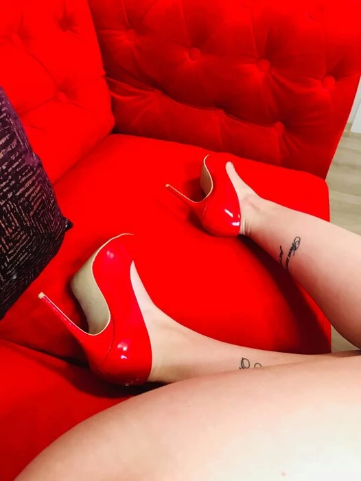 Sarışın amatör singleeee bir canavar çük arayışı içinde