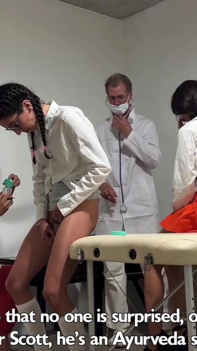 Öğrenciler Katty West ve Kate Rich rutin jinekolojik muayeneler sırasında uyanıklık kaybediyor | Klip 1