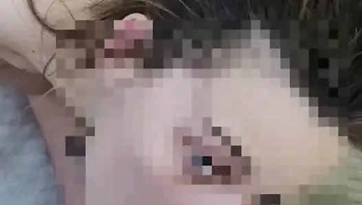Halka açık sakso ve açık havada memelere boşalma