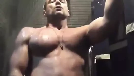 Muscle adam duş masturbasyon