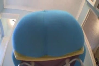 Büyük götlü lastik bant esnetiyor