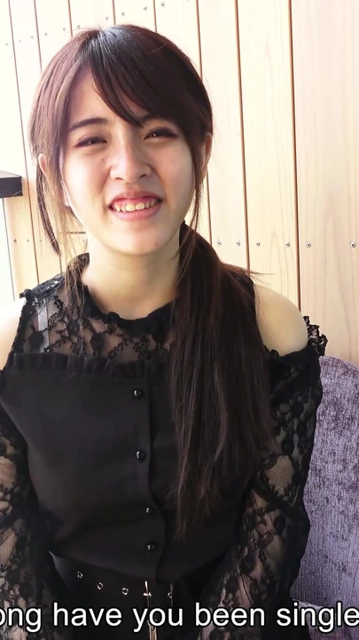 Mao emmesi için büyük kahverengi meme uçları olan yirmi yaşındaki hamile bir kız