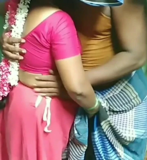 Деревенская тетушка дрочит член тамильского паренька