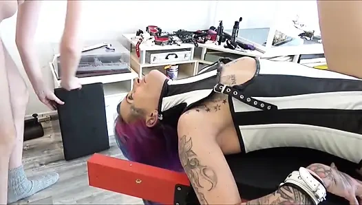 Deri korseli köle boş kullanılıyor ve kauçuksuz bağlı