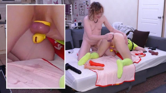 Kadın egemenliği orta yaşlı seksi kadın anal dildo olgun dilf ile sikişirken bekaret kemeri içinde