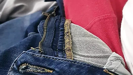 Üvey annenin eli yarağını sıvazlamak için üvey oğlunun kırmızı iç çamaşırına giriyor