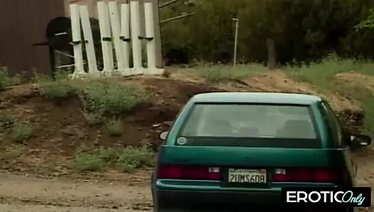 Orta yaşlı seksi kadın antrenmandan sonra üvey oğlunu mutfakta baştan çıkarıyor