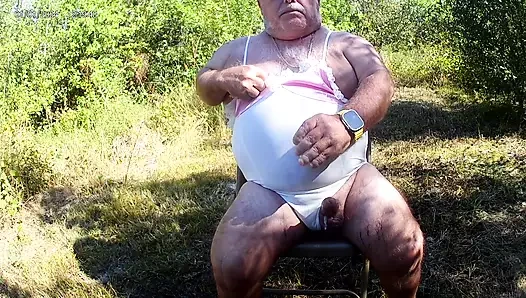 biraz iç çamaşırı giyiyorum, kendime işiyorum ve yarağımı azdırıp dölümü yiyorum