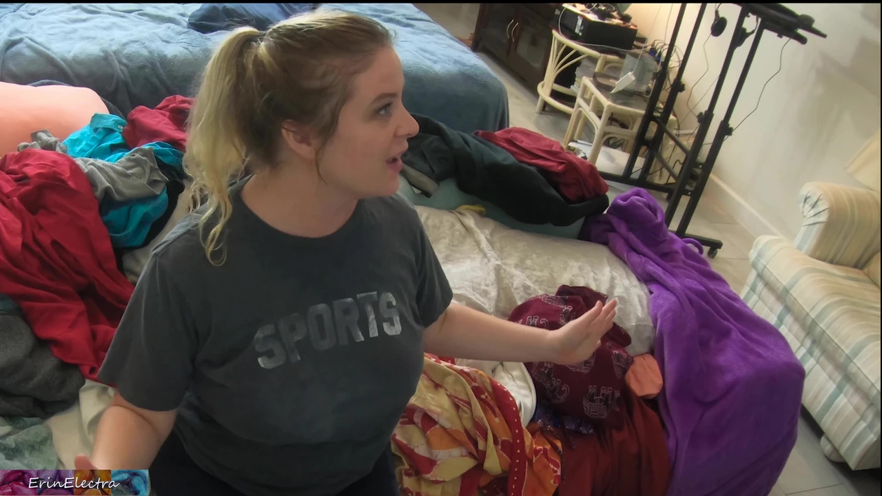 सौतेले भाई-बहन गलती से एक दूसरे को चालू कर देते हैं और सोफे पर चुदाई करते हैं