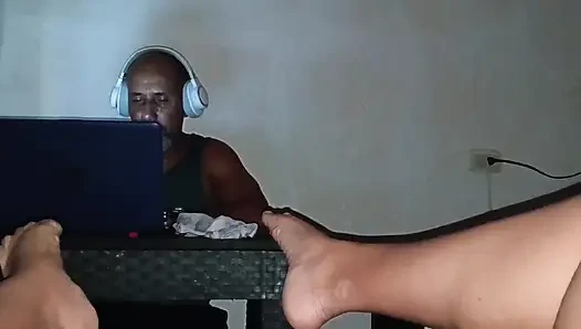 Şişman vajinamı mastürbasyon yapıyorum ve kayınbiraderimin sapıkının önünde oynuyorum, kocamın cuckold ise çalışıyor