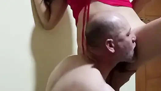 Sevgi dolu bir arkadaşım onu duvara yaslamamı istedi