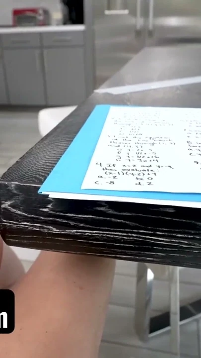 Üvey oğlunun cinsel uyanışı üvey annesinin tatlı vücudunu farketmeye başladığından beri çılgın bir dönüş yapıyor | Klip 1