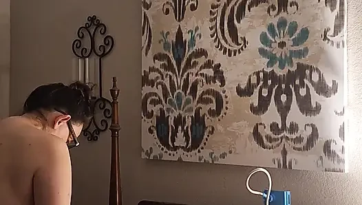 Yüz aşağı göt yukarı, memeler sikiliyor