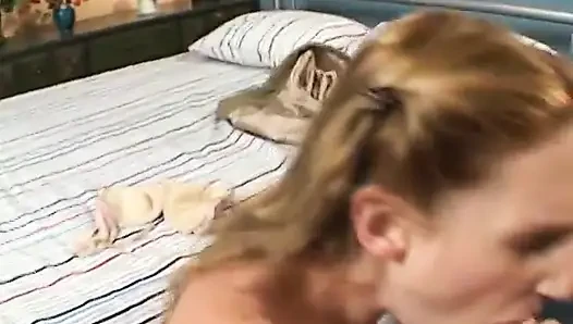 Şehvetli erkek delisi şişman bir aygır yarağını okşuyor ve şapırtılıyor ve sonra sikiliyor