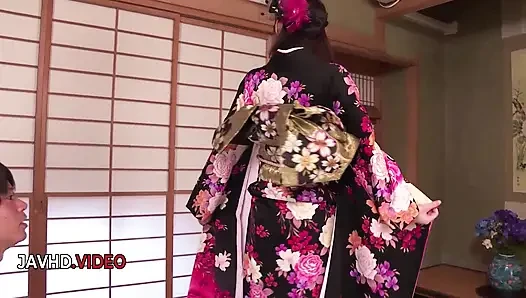 Tıraşlı amcık Japon yaramaz bebek Yua Ariga döllemenin tadını çıkarıyor sert sikiş seansı oyuncakları
