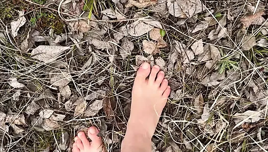 Ormanda yalınayak yürüyüş - ayak fetişi - çıplak ayaklar!