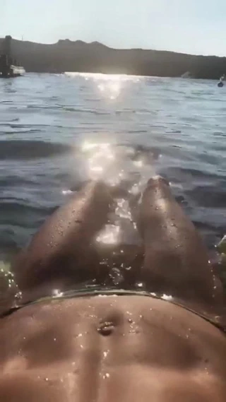 Suda yüzen Heidi klum