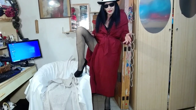 Zümrüt Swit Pigs'teki Web Queen burada