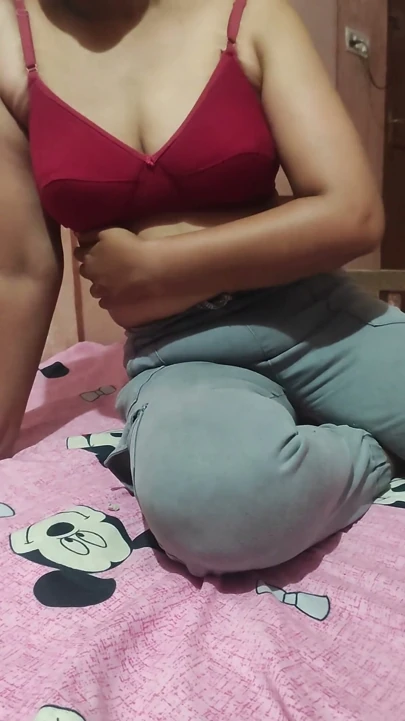 Komşumun mallu arkadaşı Neha'nın eğilimleri beni çok tahrik ediyor