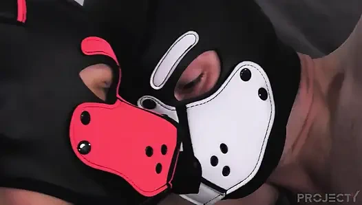 İki tatlı kız uyanıyor, yatakta kucaklanıyor ve biraz samimi eğlenceler