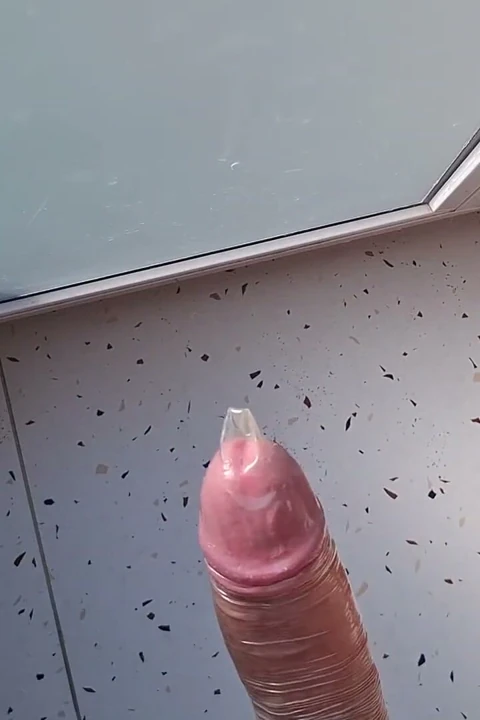 Abone için prezervatifle mastürbasyon yapıyor