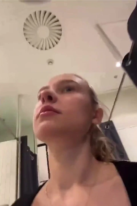 Alışveriş merkezinde göt deliğimi parmaklıyorum yakın çekim