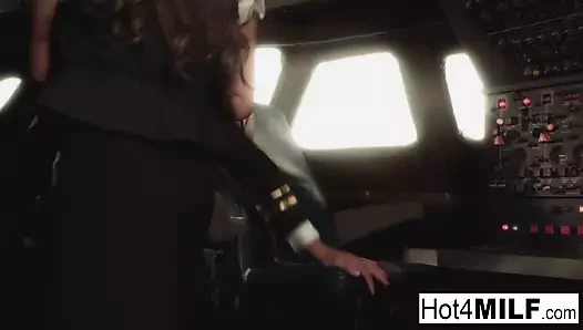 Büyük sahte memeli uçuş görevlisi horoz alır