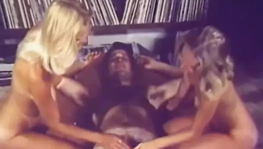Seksi sarışın nostaljik üçlü grup seks amcık yalıyor büyük yarak emiyor