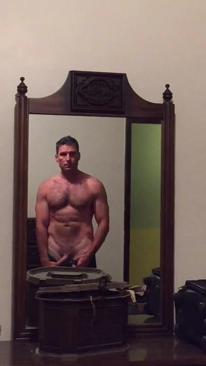 Kaslı adam soyunma selfie videosu