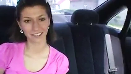 Kız herkesin önünde arabayı emiyor