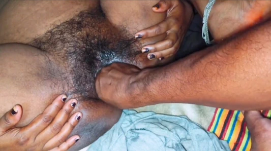 Desi bur chata devar ne bhabhi ke chut chat ke chut me hanth ghusa diya.indian devar bhabhi ki hindi hard sex video