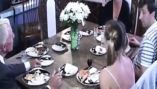Olgun esmer orta yaşlı seksi kadın sert sikişmeden önce iki yarağa salya akıtıyor
