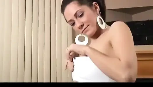 Ateşli ateşli piliç oturma odasında harika sakso çekiyor