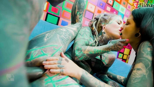 Gotik ve hippi hatun anal sikişmeyi ve yüze boşalmayı seviyor