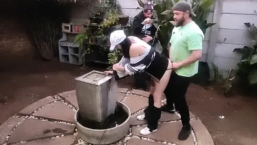 Karısını önünde sikiyor