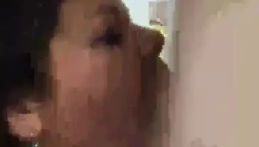 Adam ağız ele