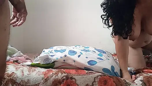 Azgın desi bekar anne yarağımı çok iyi emiyor ve bana sıkı götünü veriyor