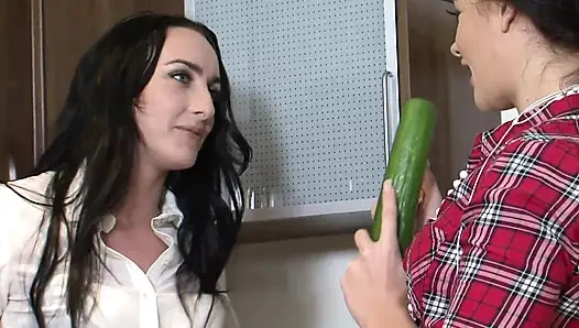 İki azgın lezbiyen kız mutfakta birbirlerini baştan çıkarmaya bayılıyor