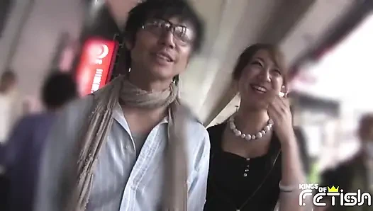 Seksi Japon kız sıkı amına yumruk sokup edepsiz adam tarafından sikilirken fışkırtıyor