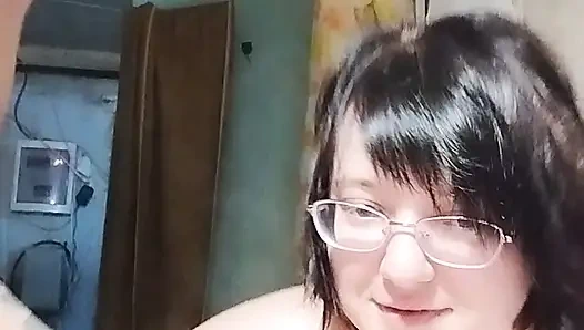 Büyük memeli tombul orta yaşlı seksi kadın banyoda işedi